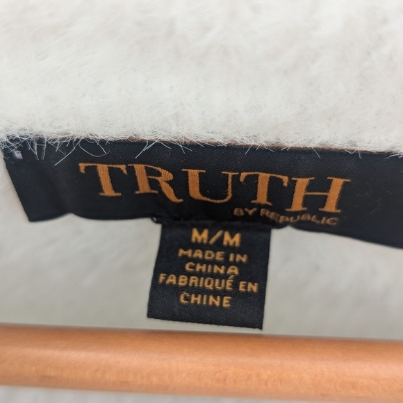 Truth by Republic White Fuzzy Sweater - Size Medium NWT - Picture 3 of 4